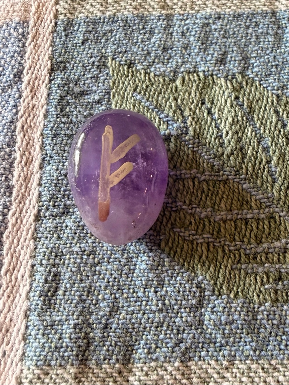 Amethyst Rune -Fehu